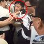 “港独”分子返港后遭殴打 衣服被扯破
